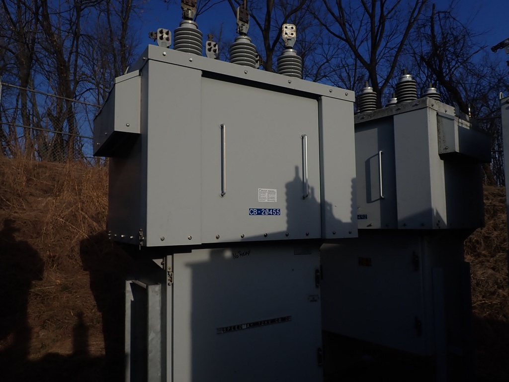 1200 Amp 15.5 kV Square D Vacuum Substation Breaker, Cat No FVR1121125A, 48 VDC Close and Trip