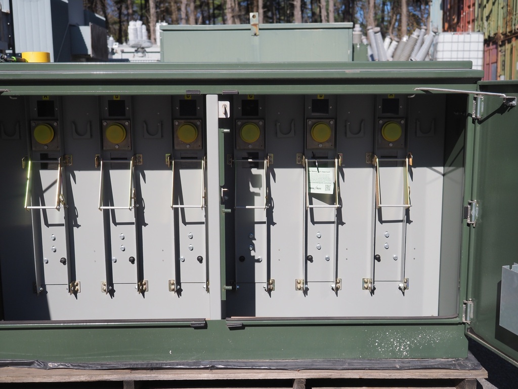 600 Amp 17 kV Federal Pacific Underground Switch, PSE-12, Dead Front, 3 Fused One Non-Fused, Unused