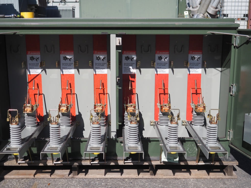 600 Amp 17 kV Federal Pacific Underground Switch, PSE-12, Dead Front, 3 Fused One Non-Fused, Unused