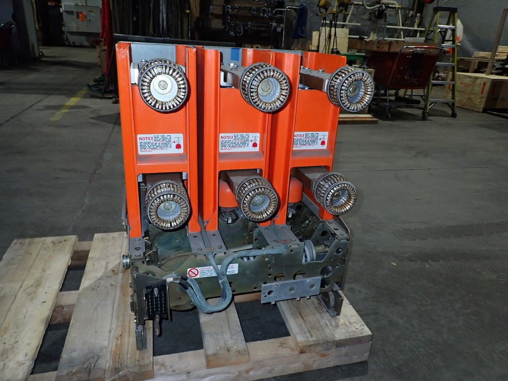 3000 Amp 15 kV GE PowerVac Vacuum Circuit Breaker, VB1 13.8-1000-3, 37 kA Short, 125 VDC C&T