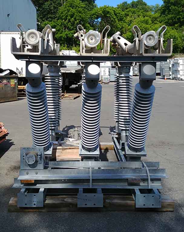 4000 Amp, PASCOR ATLANTIC, No. TTR-6V, 138000 V, VERTICAL MT, V-SLANT