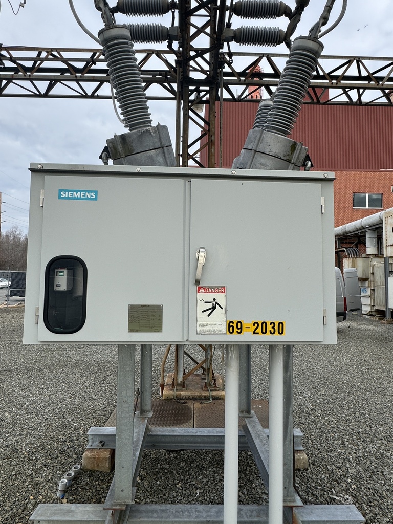 2000A Siemens SPS2-72.5-40-2, 72.5KV SF6 Breaker, 40 KAIC, Parts Only