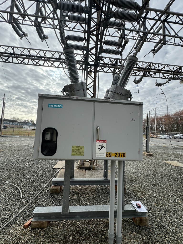 2000A Siemens SPS2-72.5-40-2, 72.5KV SF6 Breaker, 40 KAIC