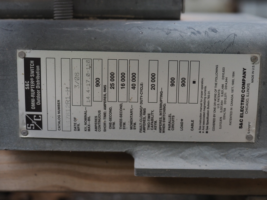 900 Amp 14.4 kV S&C Vertical Pole Mount Gang Operated Hook Stick Operation Cat No: 147812R1-H