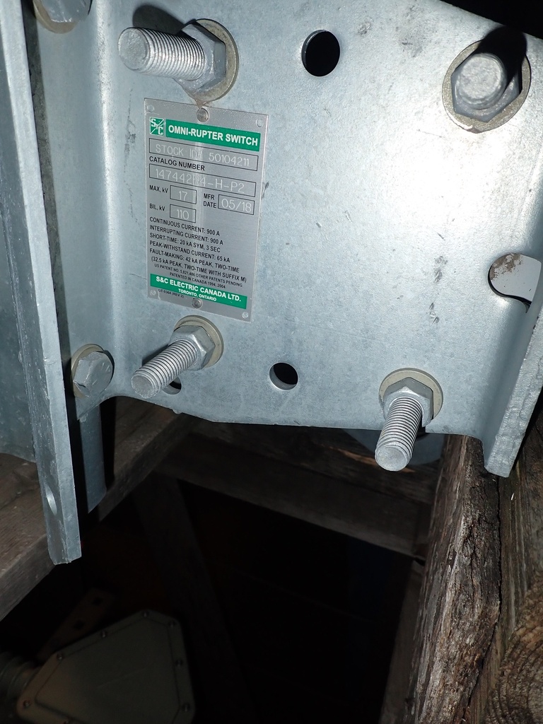 900 Amp 17 kV S&C Pole Mounted Omni Rupter Switch, Gang Operated w/Hook Stick Operation, Cat 147442R4-H-P2