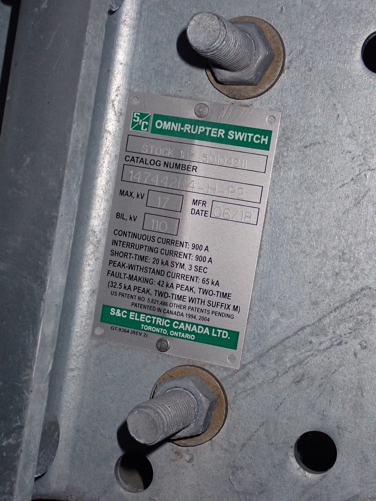 900 Amp 17 kV S&C Pole Mounted Omni Rupter Switch, Gang Operated w/Hook Stick Operation, Cat 147442R4-H-P2