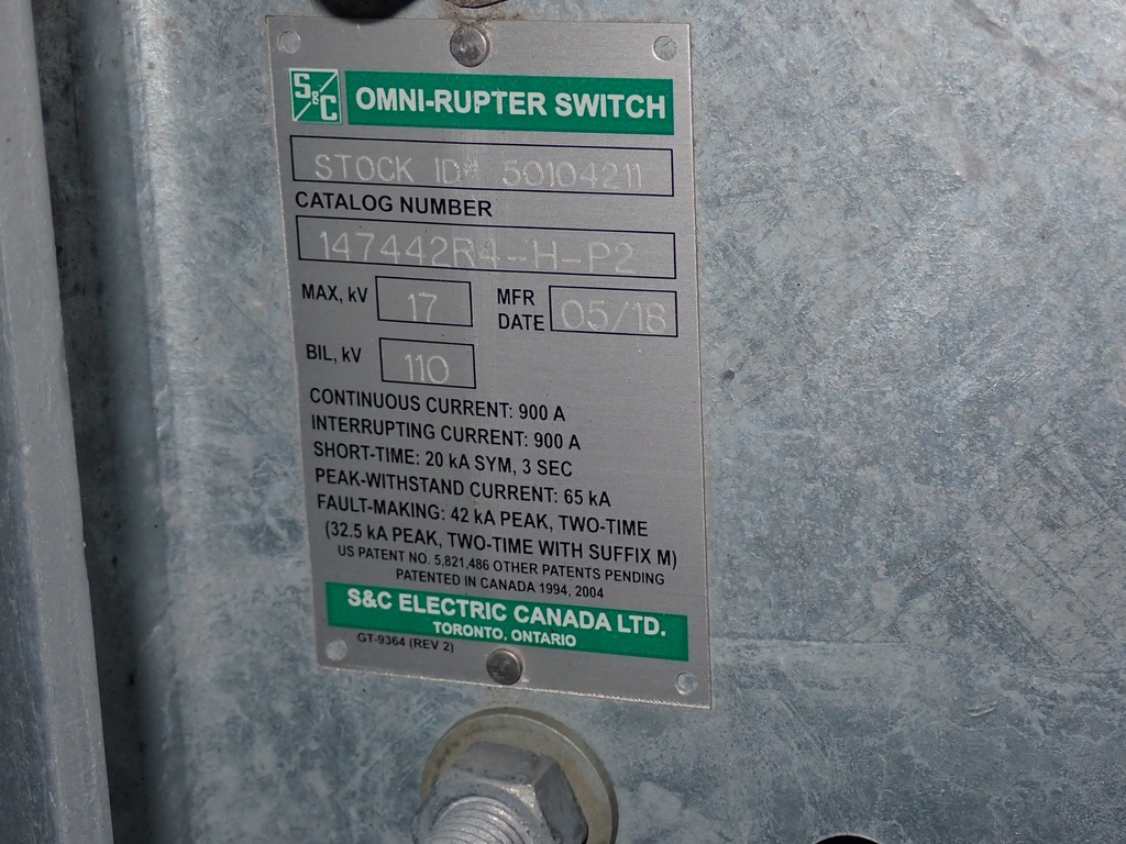 900 Amp 17 kV S&C Pole Mounted Omni Rupter Switch, Gang Operated w/Hook Stick Operation, Cat 147442R4-H-P2