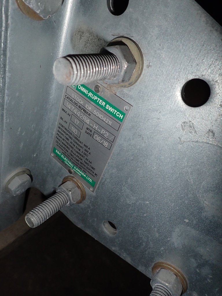 900 Amp 17 kV S&C Pole Mounted Omni Rupter Switch, Gang Operated w/Hook Stick Operation, Cat 147442R4-H-P2