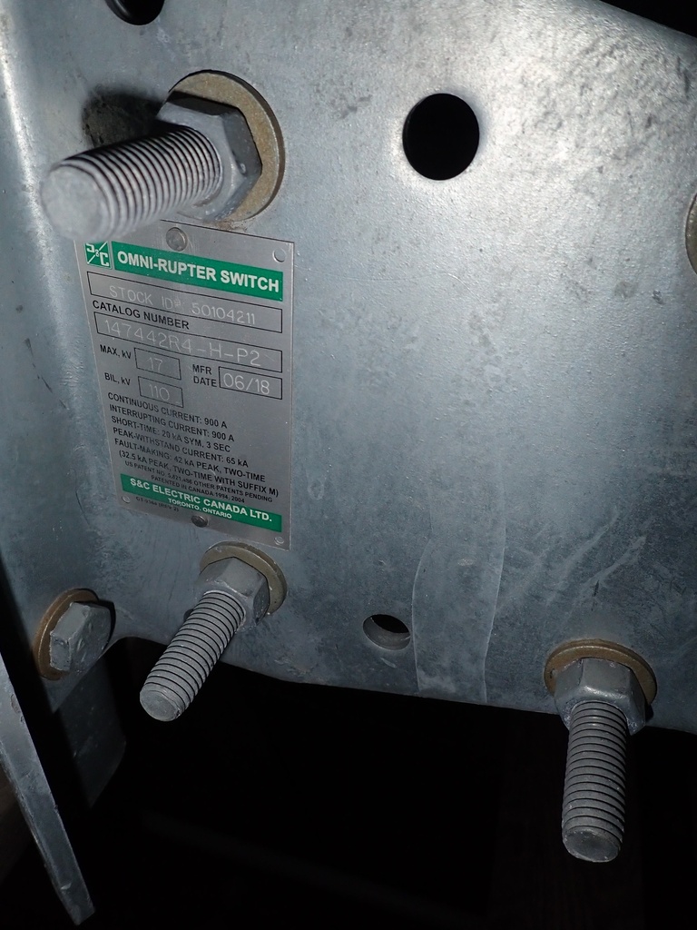 900 Amp 17 kV S&C Pole Mounted Omni Rupter Switch, Gang Operated w/Hook Stick Operation, Cat 147442R4-H-P2