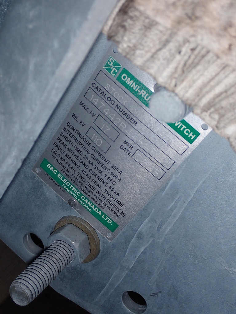 900 Amp 17 kV S&C Pole Mounted Omni Rupter Switch, Gang Operated w/Hook Stick Operation, Cat 147442R4-H-P2