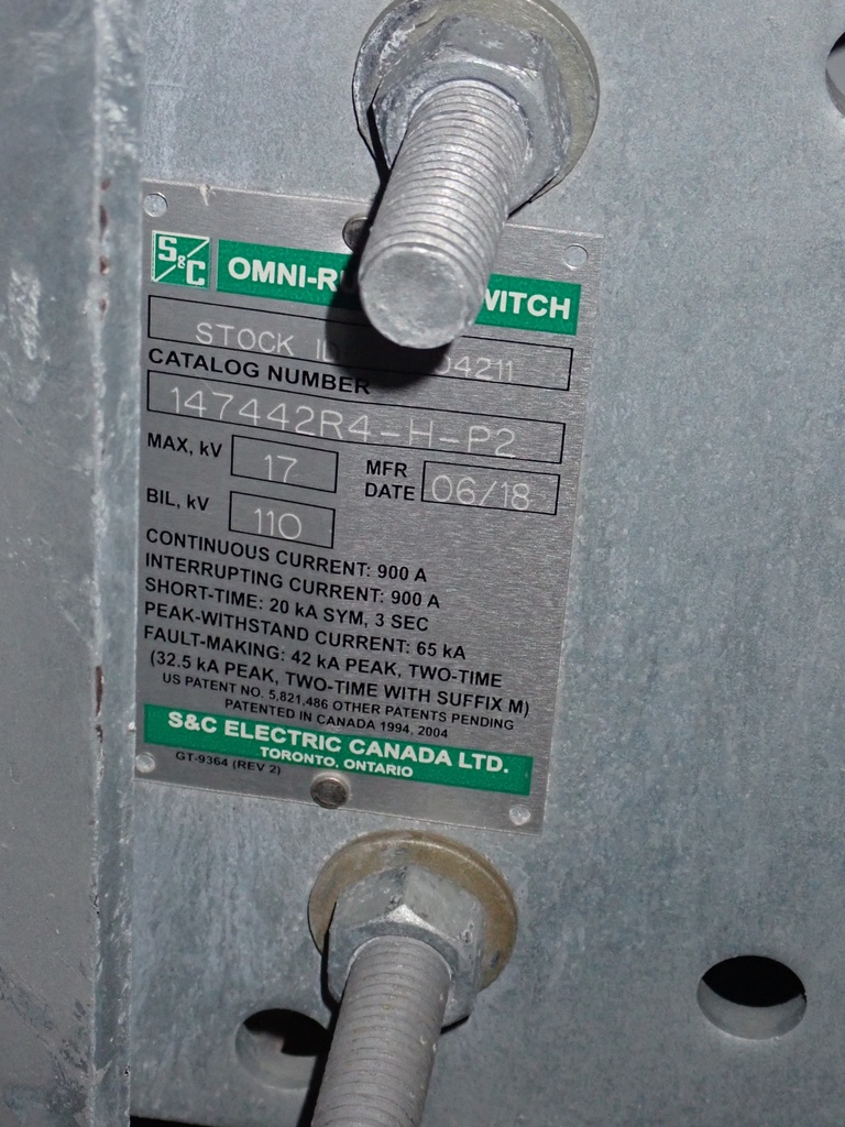 900 Amp 17 kV S&C Pole Mounted Omni Rupter Switch, Gang Operated w/Hook Stick Operation, Cat 147442R4-H-P2