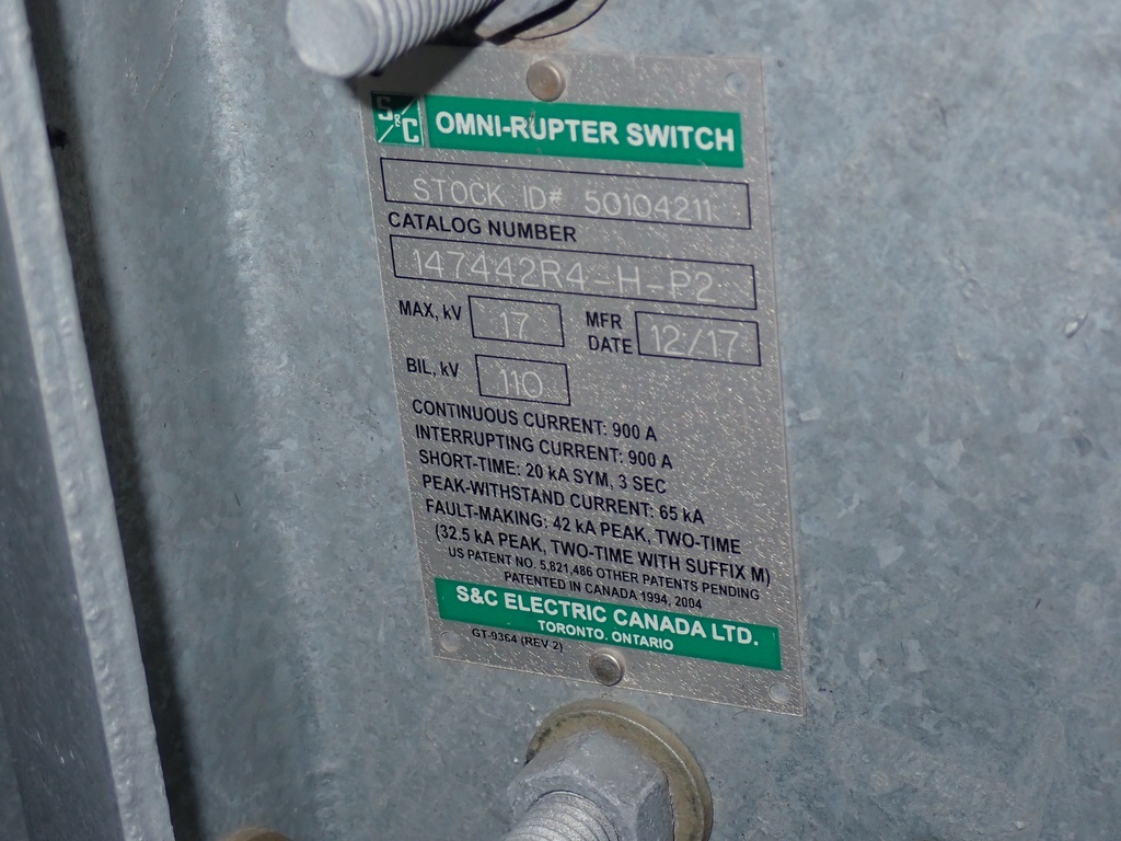 900 Amp 17 kV S&C Pole Mounted Omni Rupter Switch, Gang Operated w/Hook Stick Operation, Cat 147442R4-H-P2