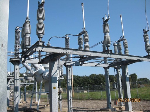 [034437] 2000 Amp, SIEMENS, No. AVB, 121000 V., GOAB, 61 KA MOM., 550 KV BIL