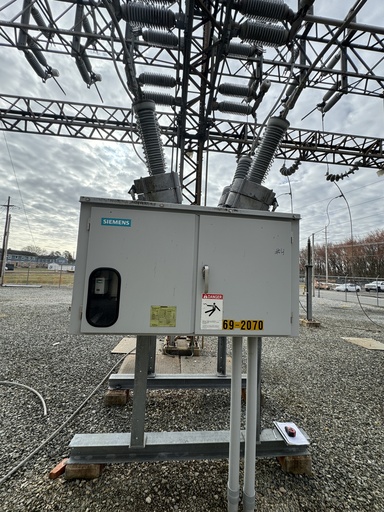 [045622] 2000A Siemens SPS2-72.5-40-2, 72.5KV SF6 Breaker, 40 KAIC