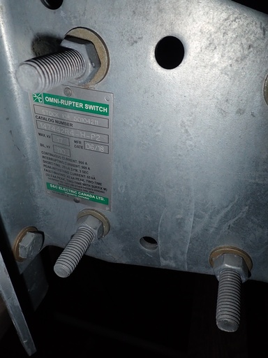 [046789] 900 Amp 17 kV S&C Pole Mounted Omni Rupter Switch, Gang Operated w/Hook Stick Operation, Cat 147442R4-H-P2