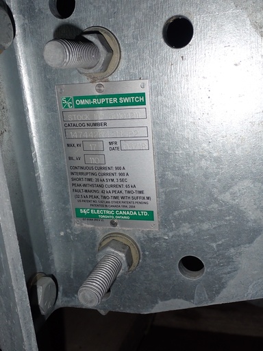 [046982] 900 Amp 17 kV S&C Pole Mounted Omni Rupter Switch, Gang Operated w/Hook Stick Operation, Cat 147442R4-H-P2